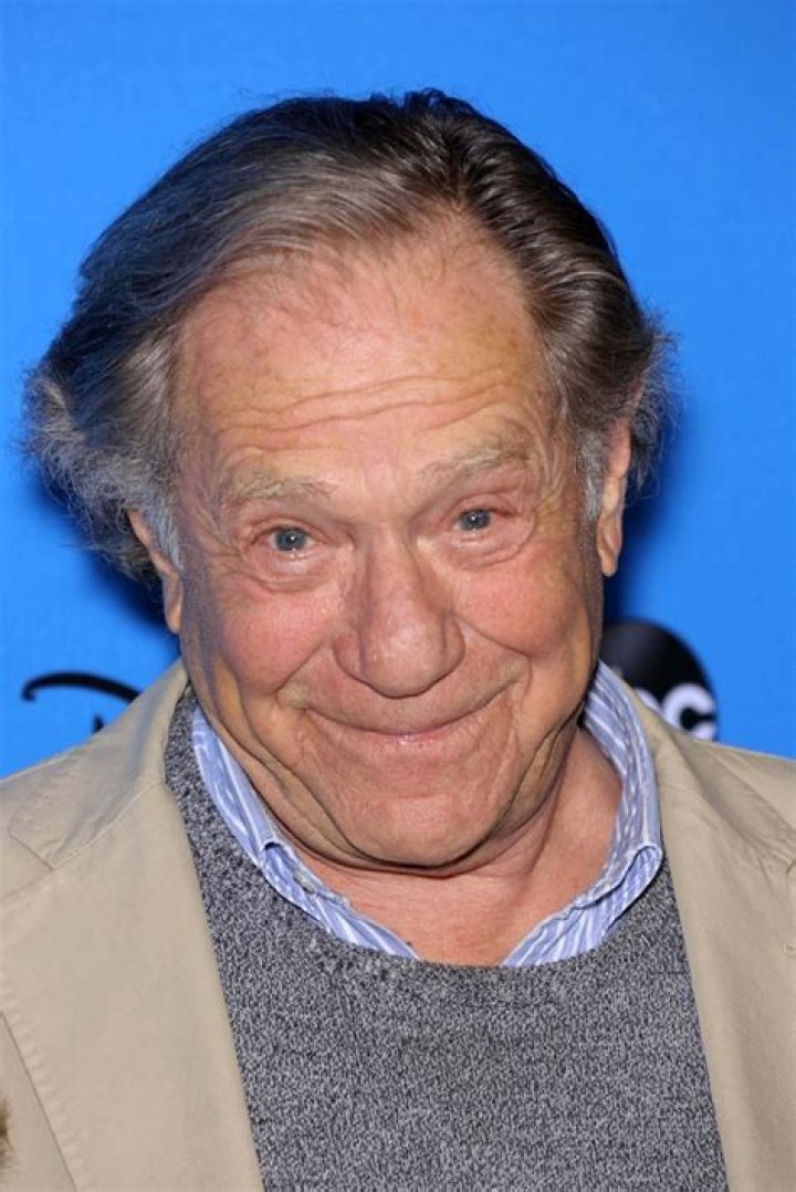George Segal, Oscar-nominated actor of ‘Just Shoot Me’ and ‘The Goldbergs,’ dies at 87