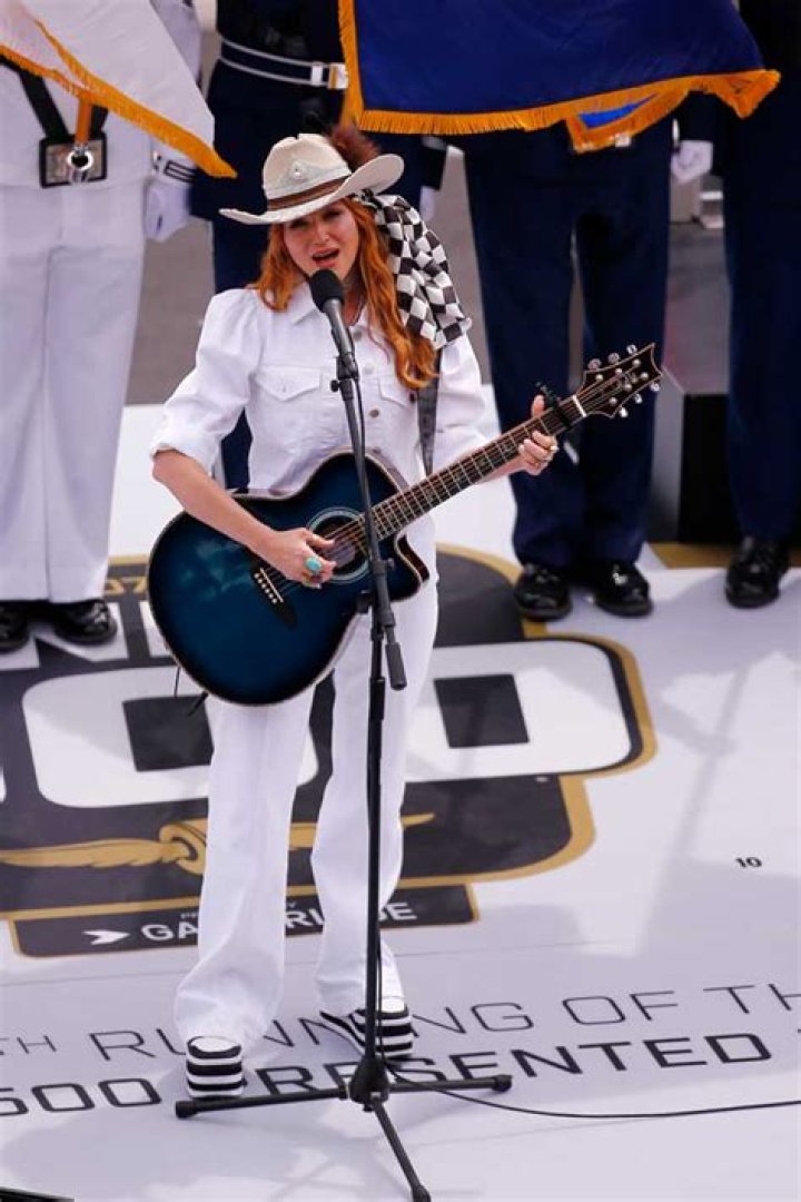 Jewel’s acoustic rendition of the national anthem at Indianapolis 500 divides the country