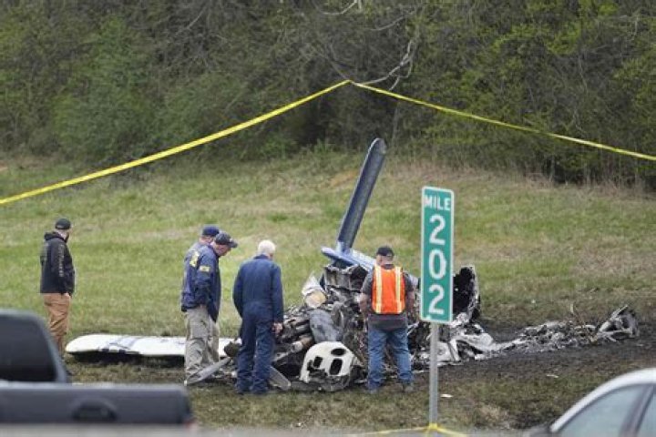 Plane crash next to Nashville interstate kills 5